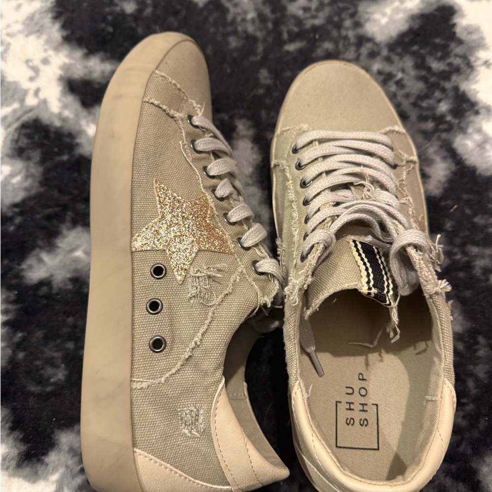ShuShop Women's Tan and Gold Star Sneakers